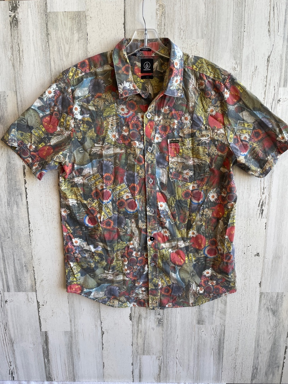 Volcom Multicolor Floral Short Sleeve Button-Up Shirt Eyes Fish Animal Fun Print